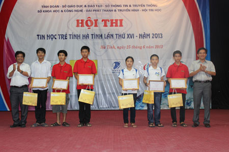 Đồng chí Nguyễn Xuân Hùng – UVBTV Trung ương Đoàn, Bí thư Tỉnh Đoàn trao giải Nhì các thí sinh đoạt giải